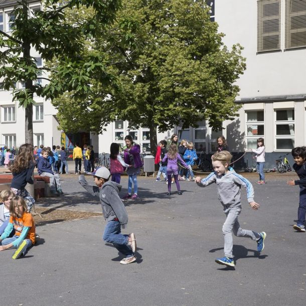 Kinder spielen auf dem Schulhof